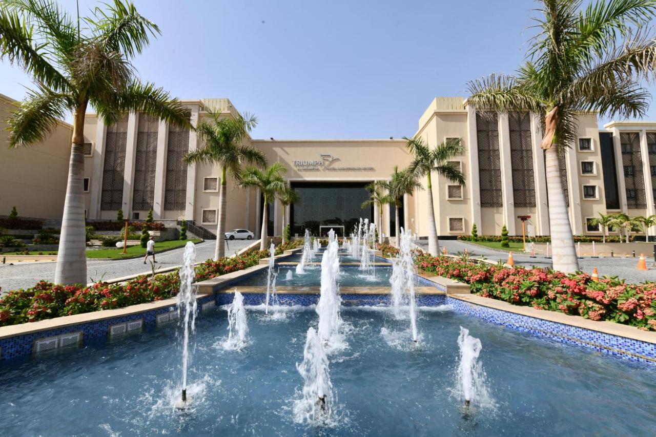 Triumph Luxury Hotel Kaherah Luaran gambar University Campus