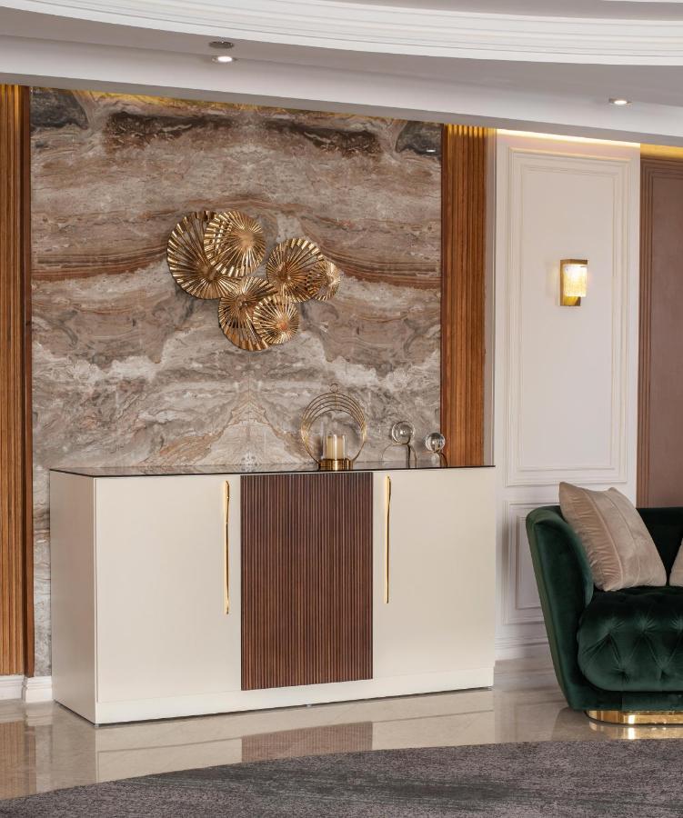 Triumph Luxury Hotel Kaherah Luaran gambar A wall mounted sculpture