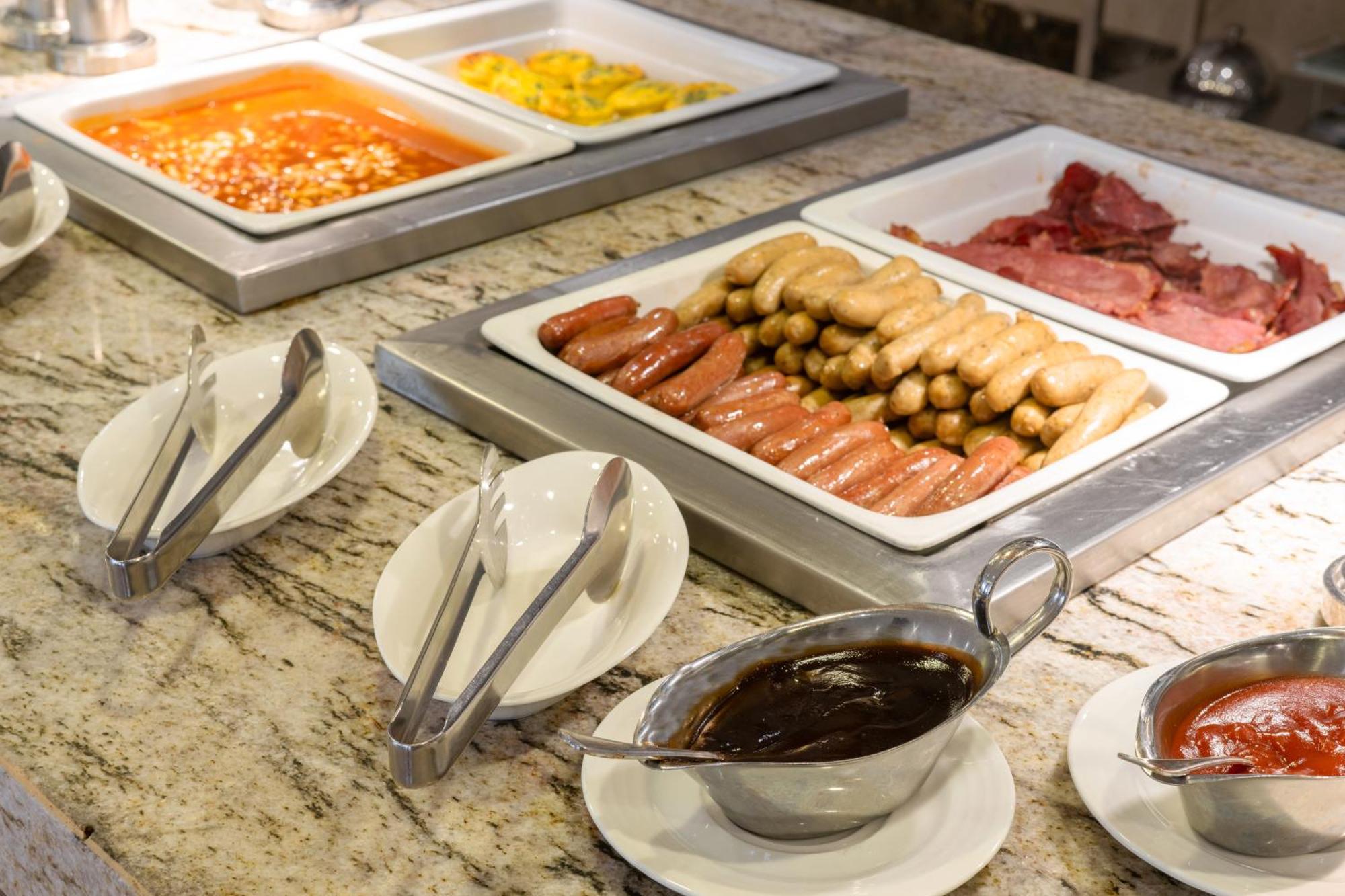 Triumph Luxury Hotel Kaherah Luaran gambar A buffet at a hotel
