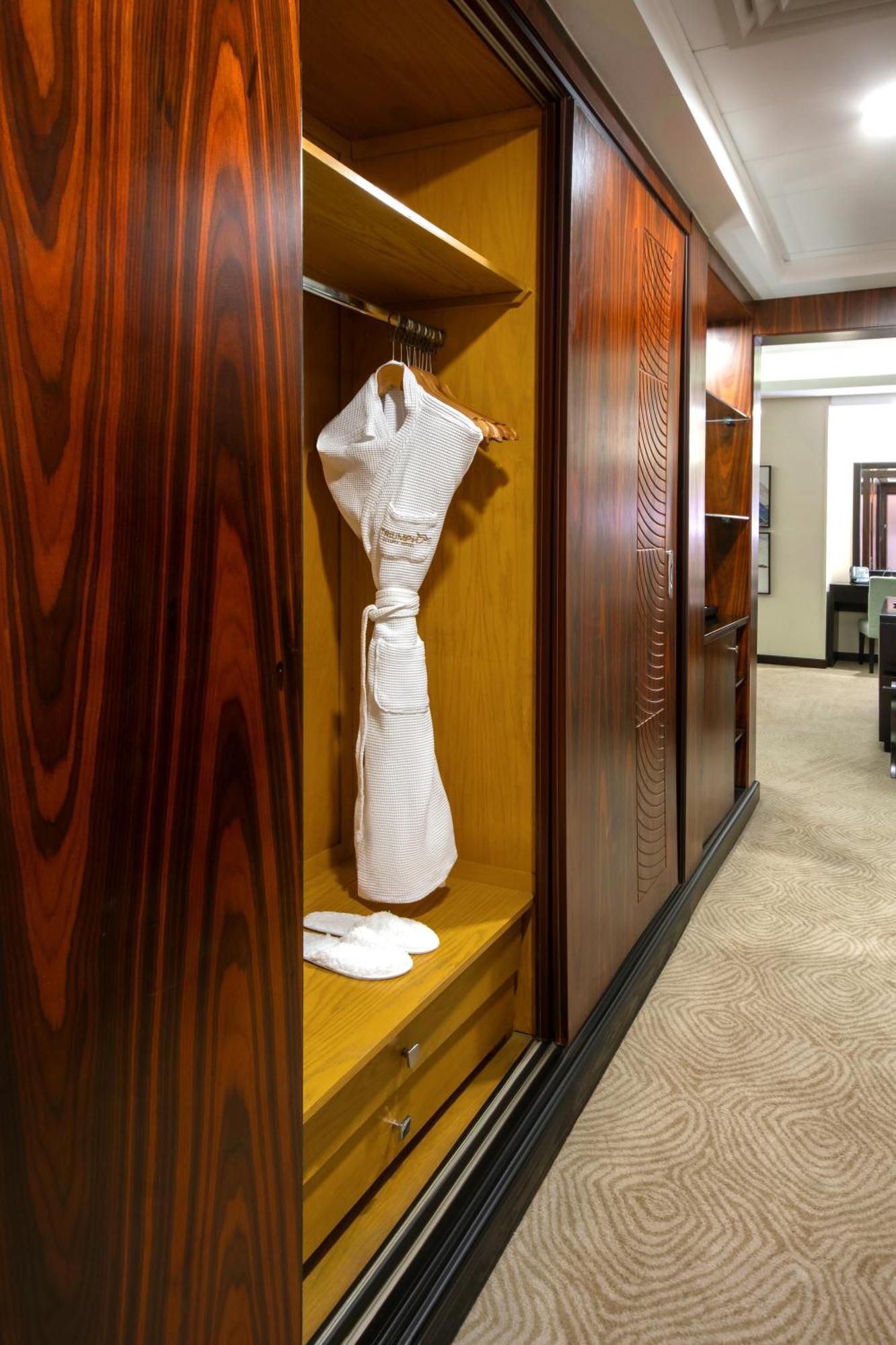 Triumph Luxury Hotel Kaherah Bilik gambar A bathrobe hanging in a closet
