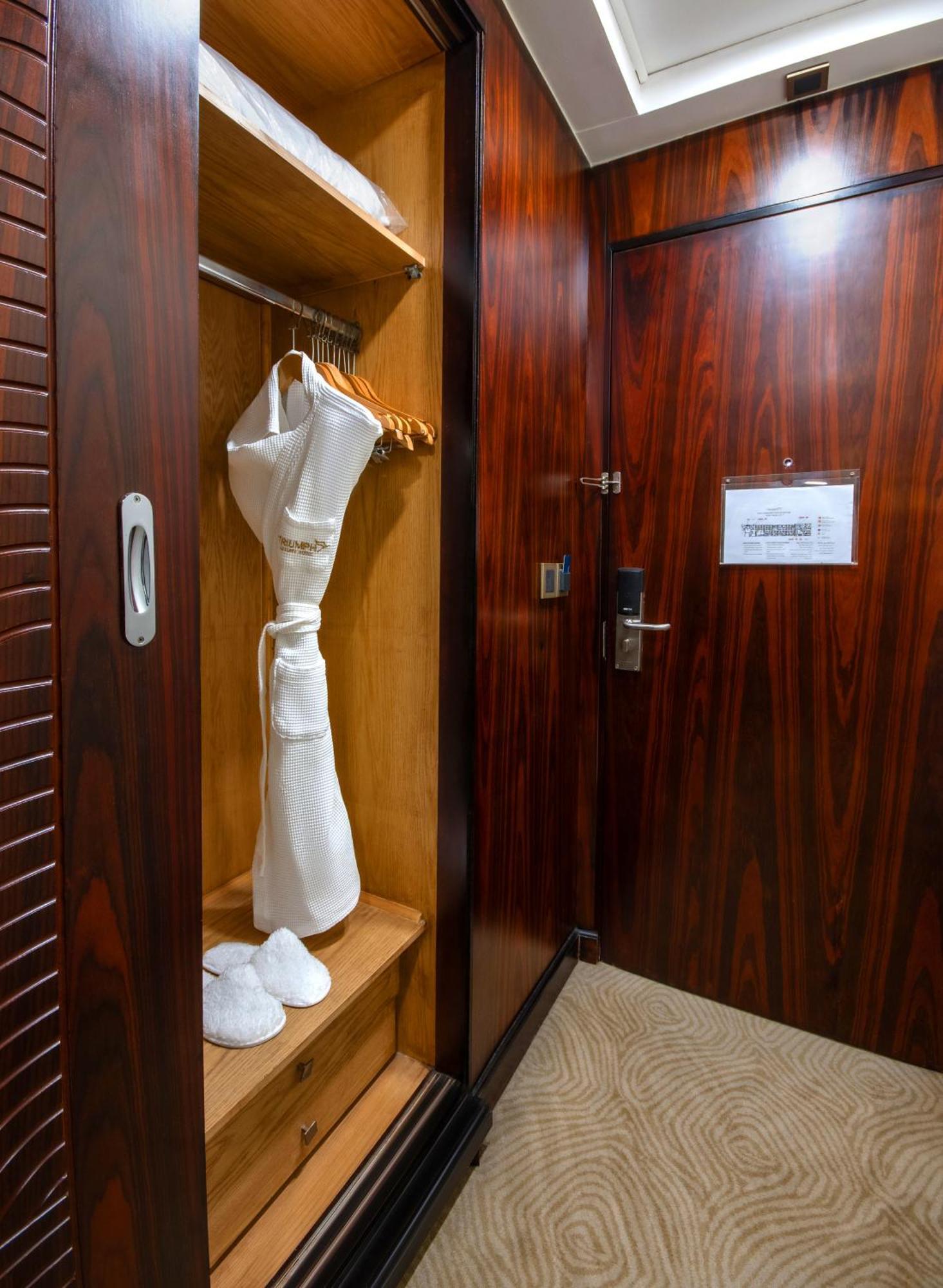 Triumph Luxury Hotel Kaherah Bilik gambar A hotel room in the Emirates First Class lounge at Dubai International Airport
