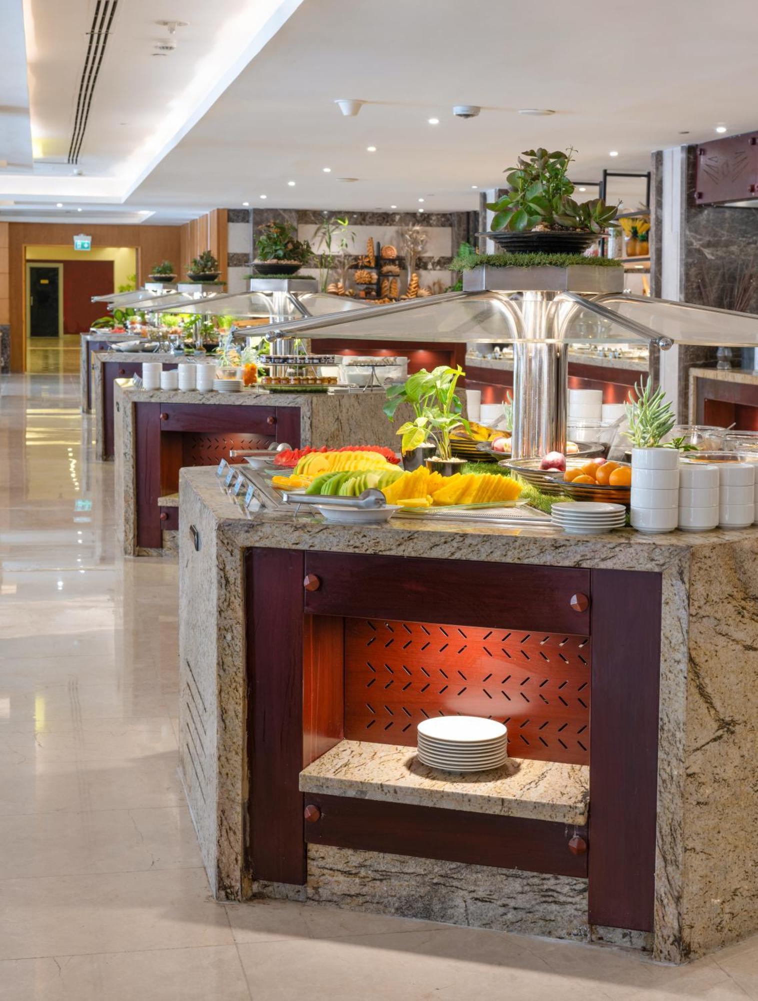 Triumph Luxury Hotel Kaherah Luaran gambar A salad bar